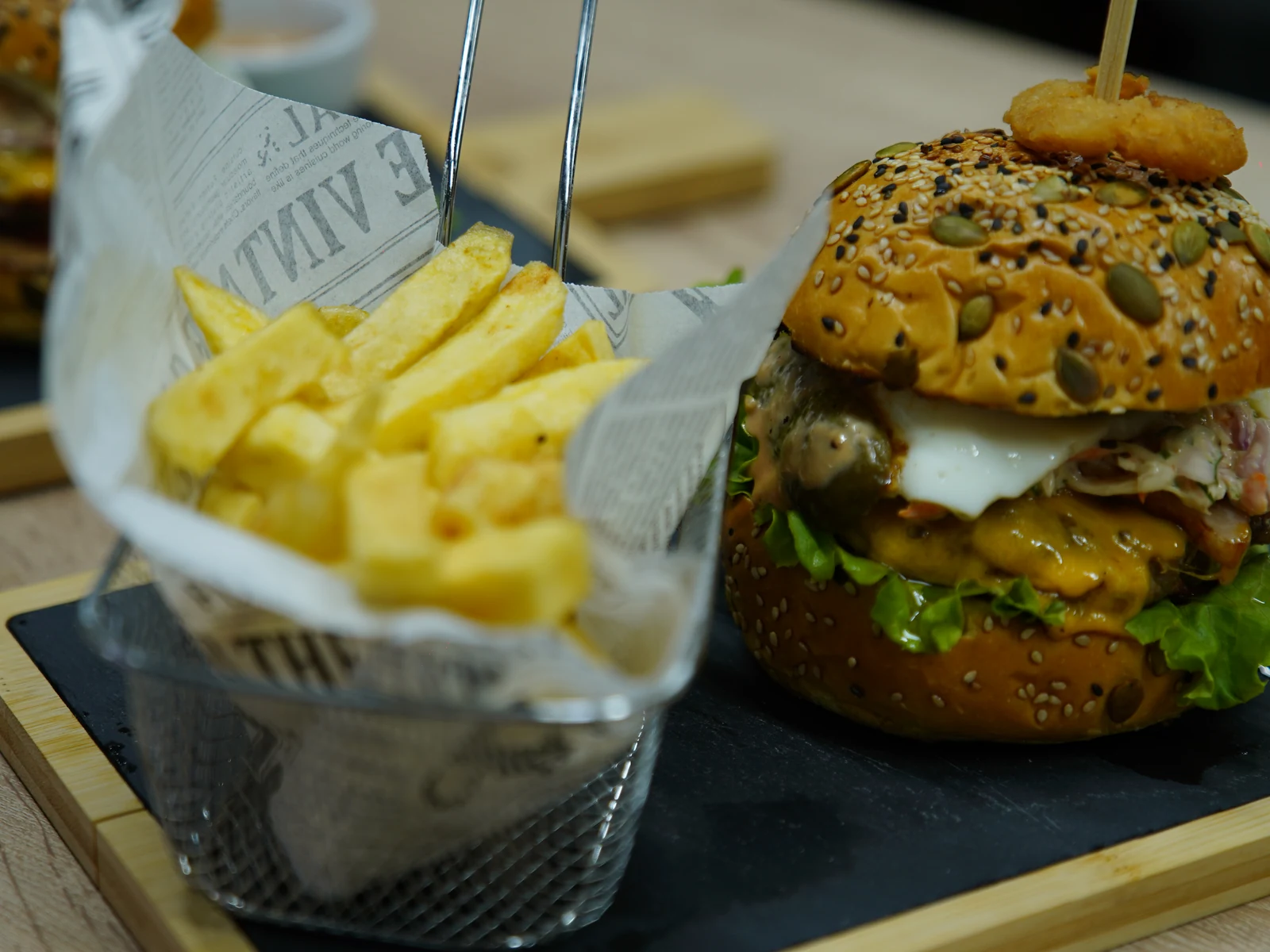 Burger Coco Jar servit cu cartofi la Coco Jar Bistro
