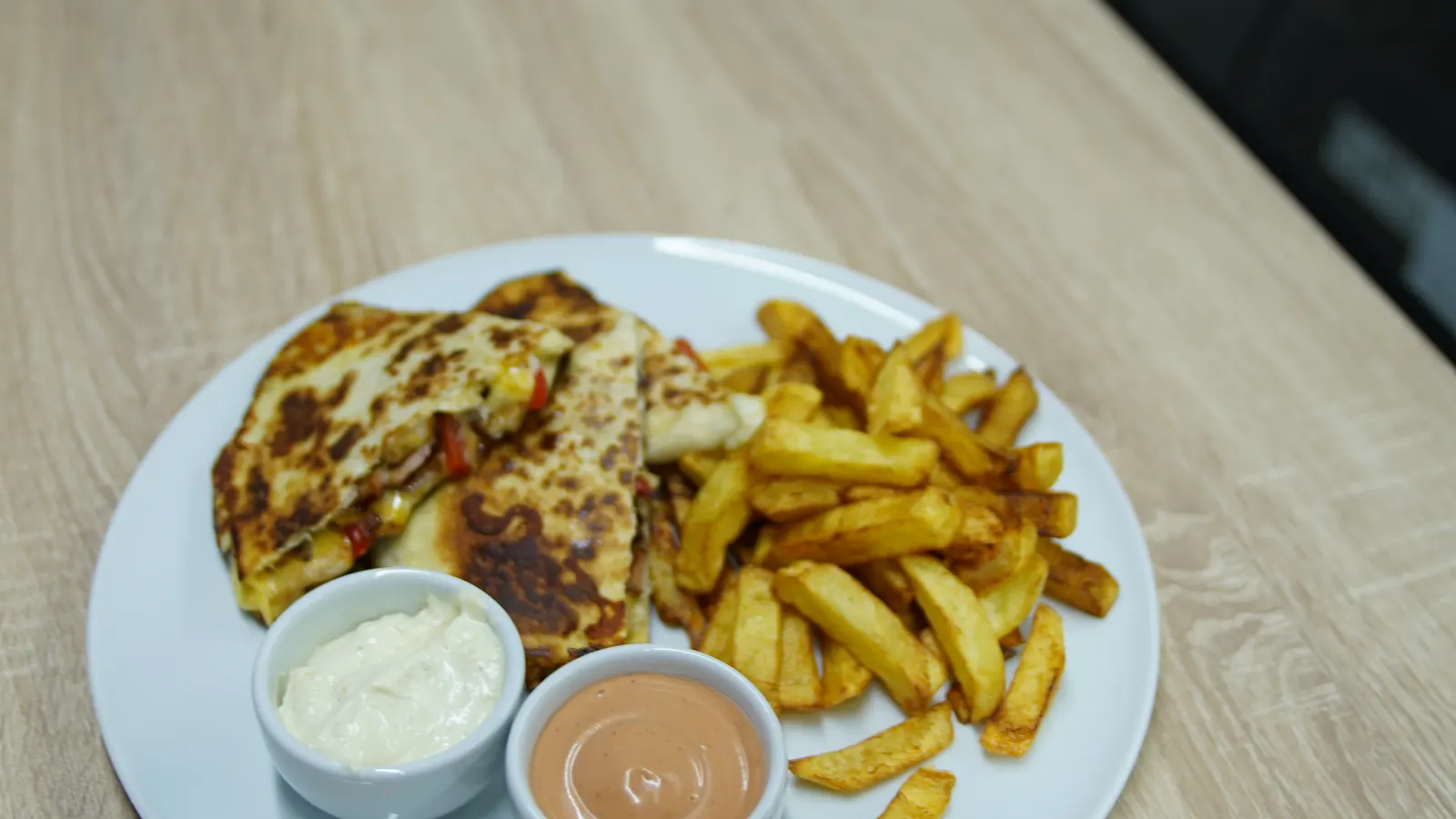 Preparat cu lipie, cartofi și sosuri servit la Coco Jar Bistro