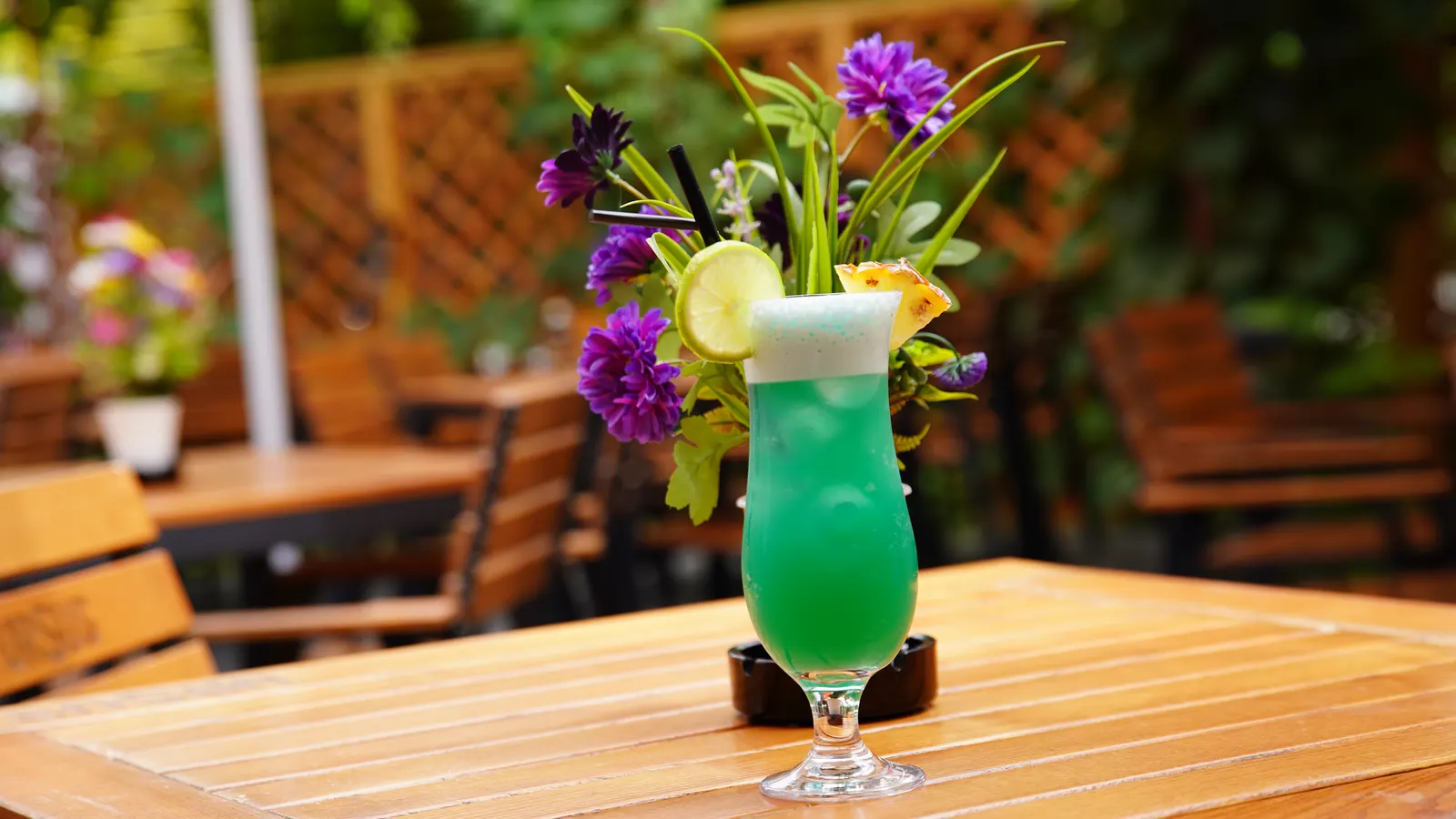 Cocktail servit pe terasa Coco Jar Bistro