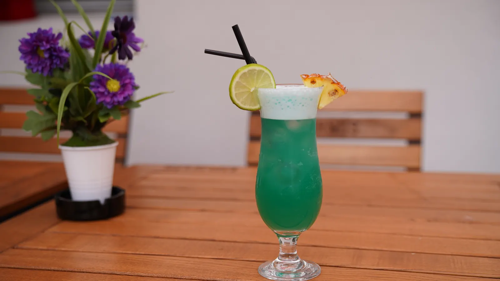 Cocktail rece servit la Coco Jar Bistro