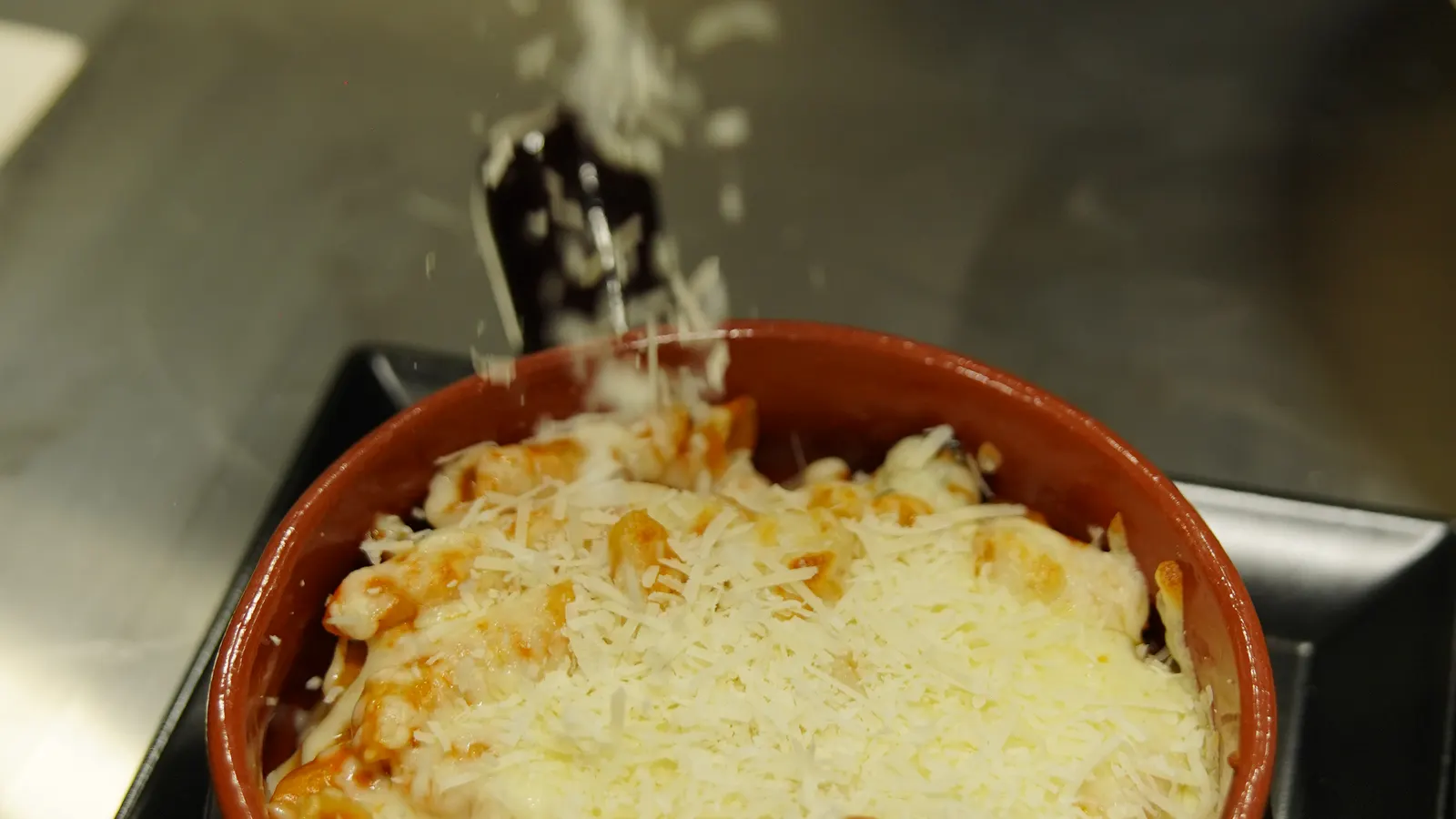 Preparat cald gratinat servit la Coco Jar Bistro