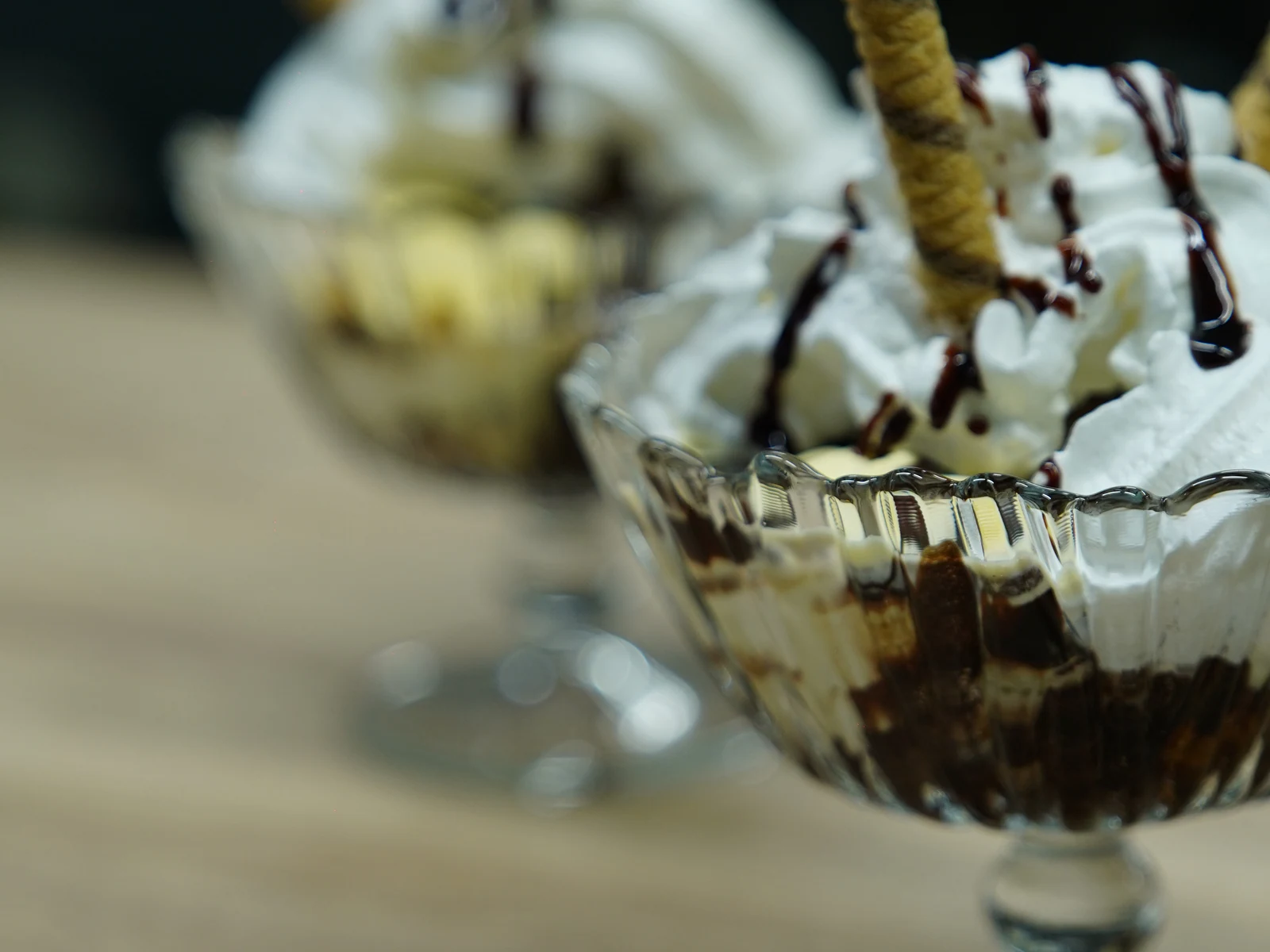 Desert cu înghețată și sos de ciocolată la Coco Jar Bistro