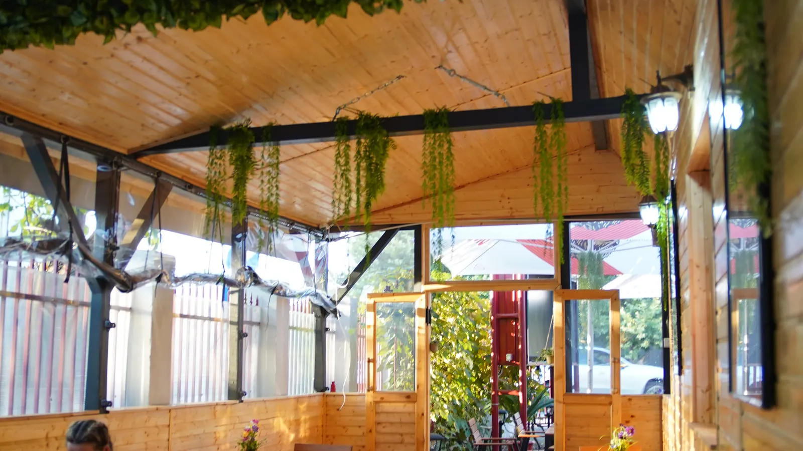 Zona de mese din interiorul Coco Jar Bistro