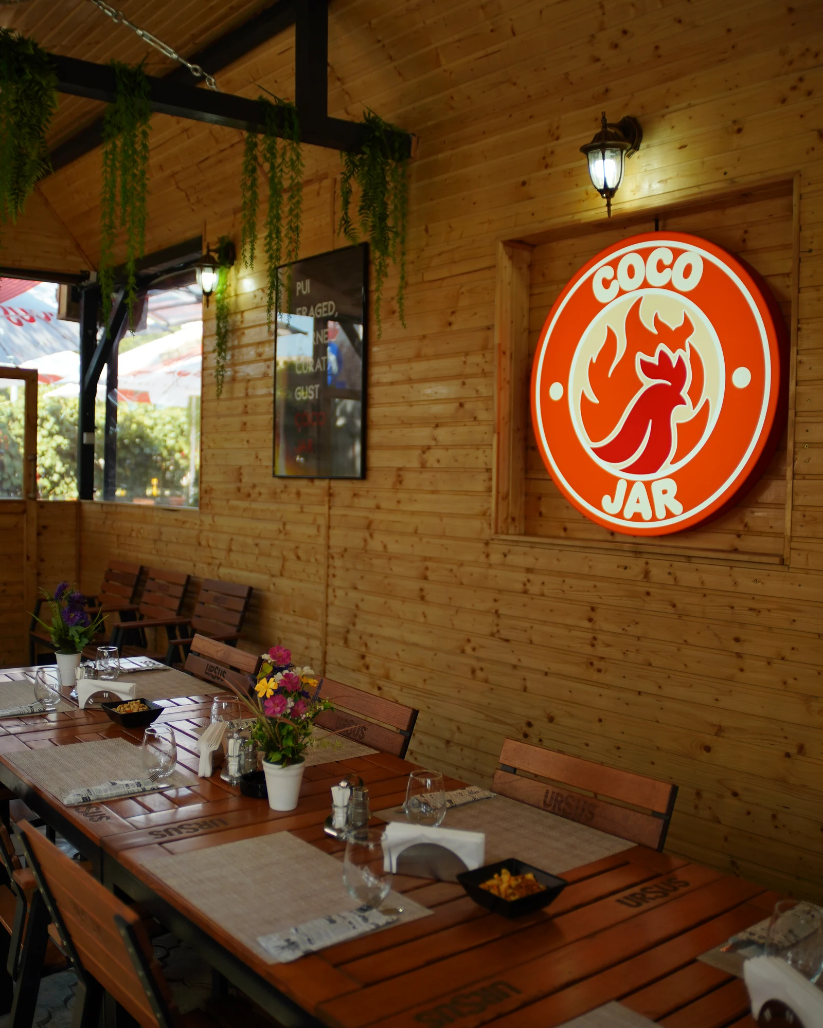 Emblema Coco Jar Bistro și mesele pregătite pe terasă