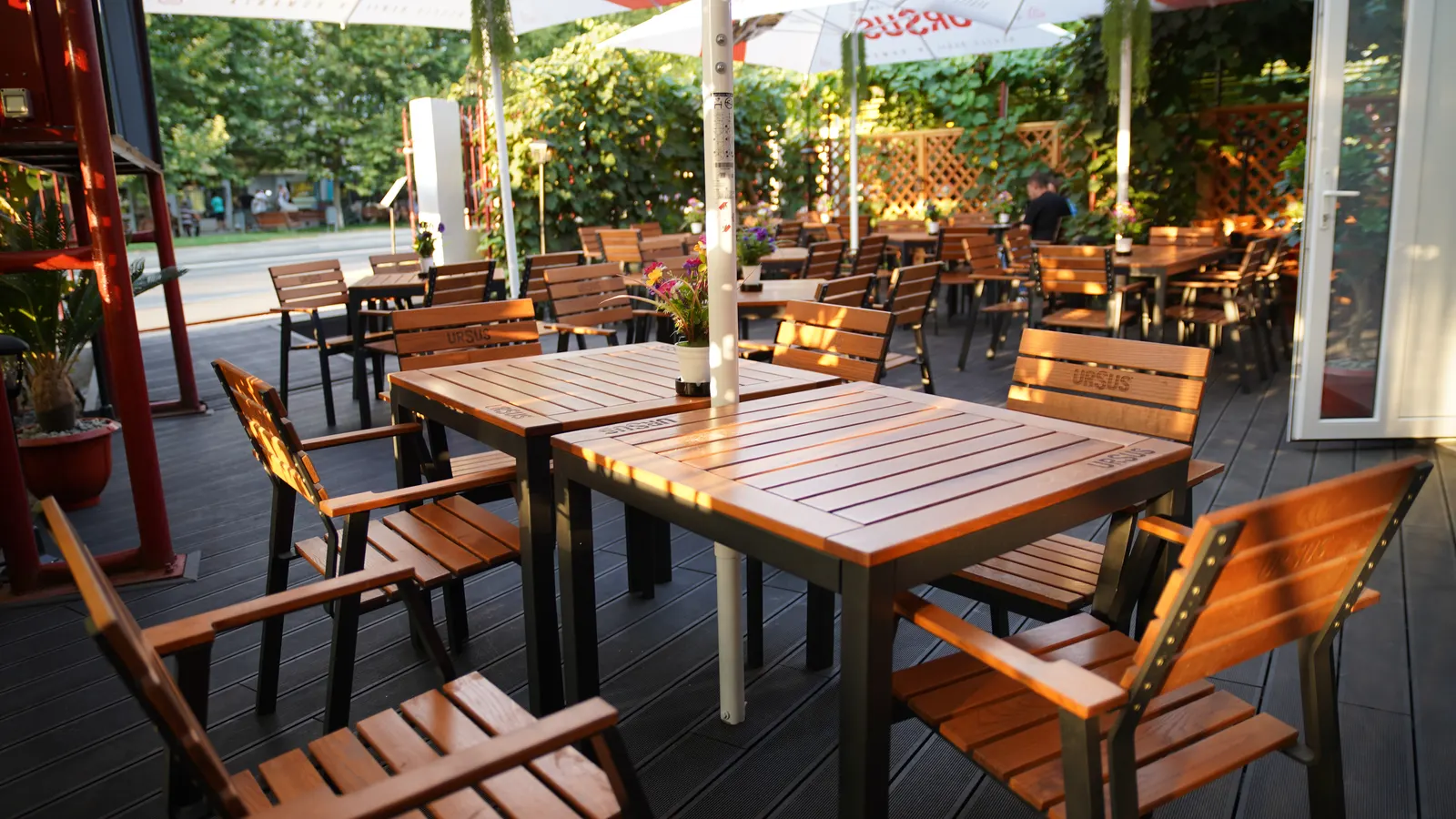 Terasa Coco Jar Bistro înconjurată de verdeață