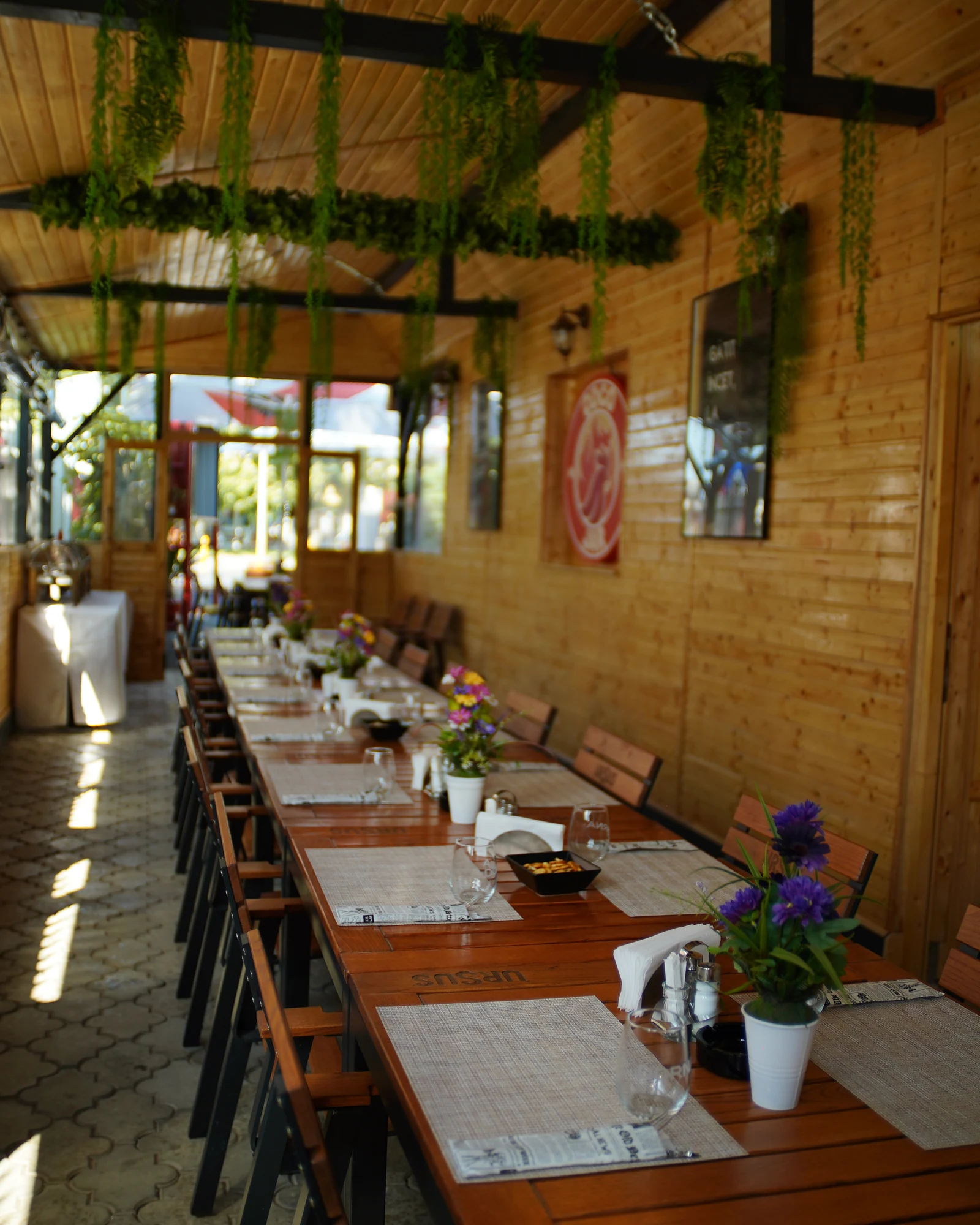 Terasa Coco Jar Bistro cu mese pregătite pentru grupuri