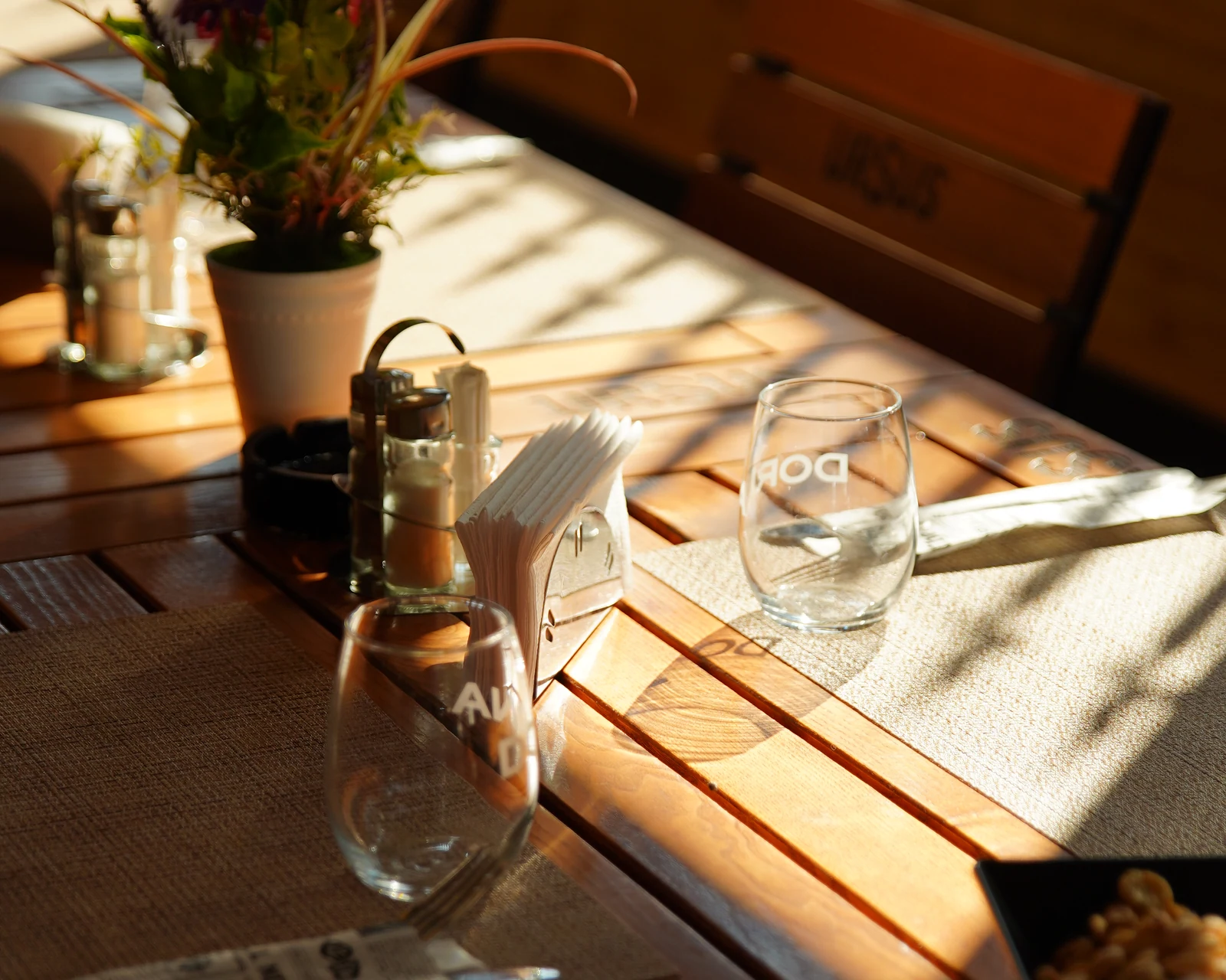 Masă pregătită în lumină caldă la Coco Jar Bistro